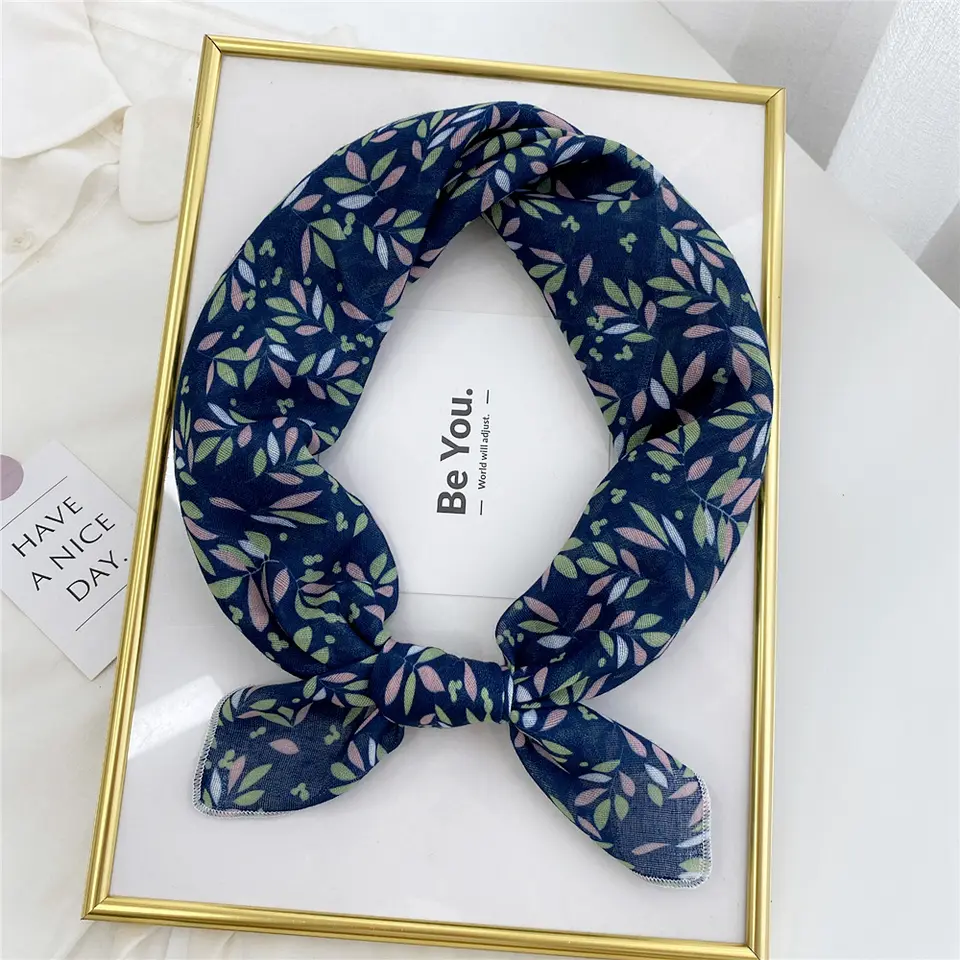 «Ringebu» | Blå bandana med blader | 100 % bomull | 58 x 58 cm