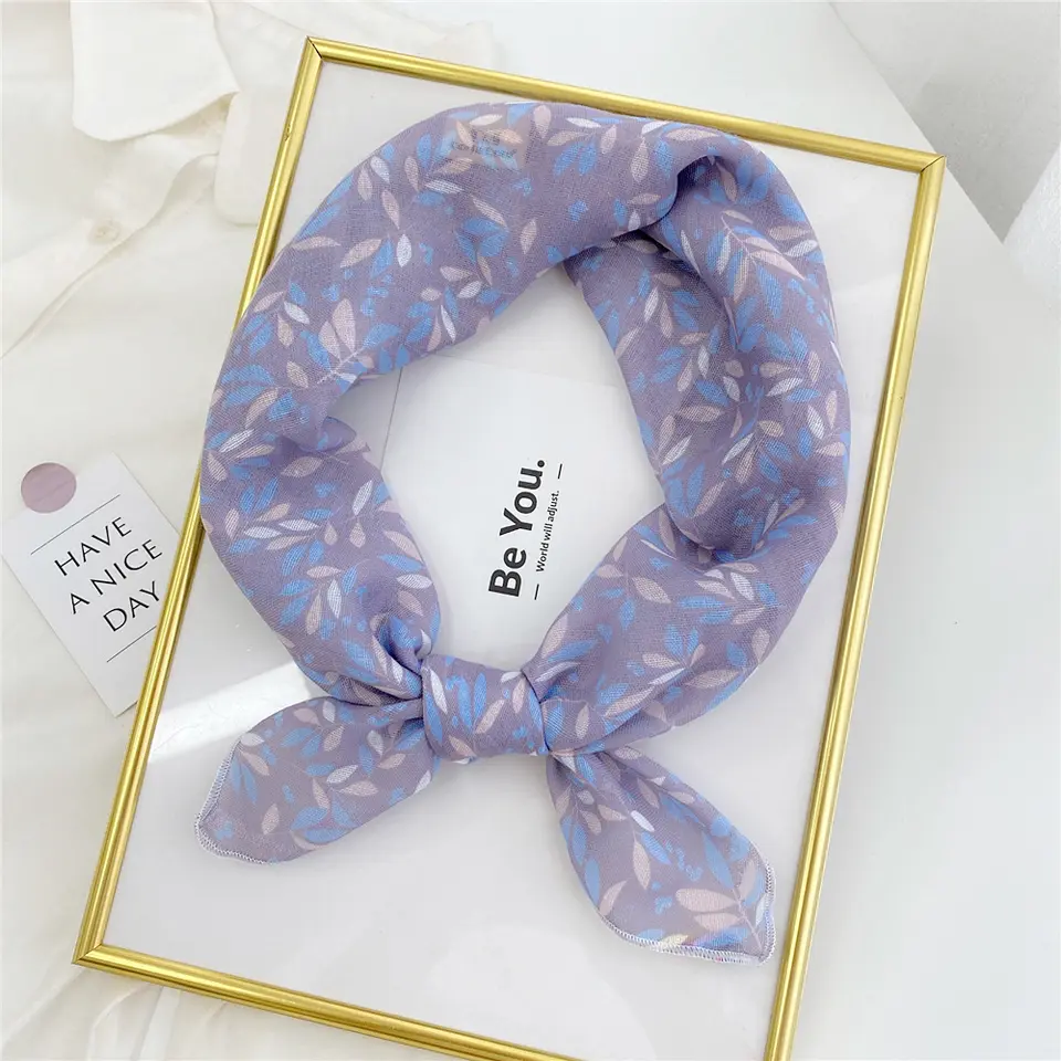«Gålå» | Lyselilla bandana med blader | 100 % bomull | 58 x 58 cm