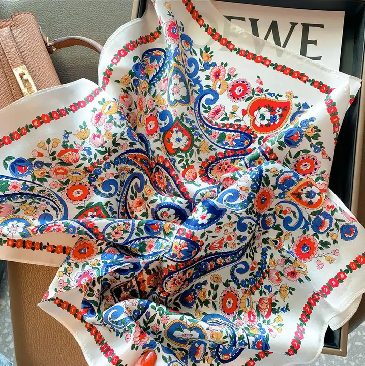 «Hvit Paisley med farger» | Silkeskjerf | 100 % Silke (53 x 53 cm)