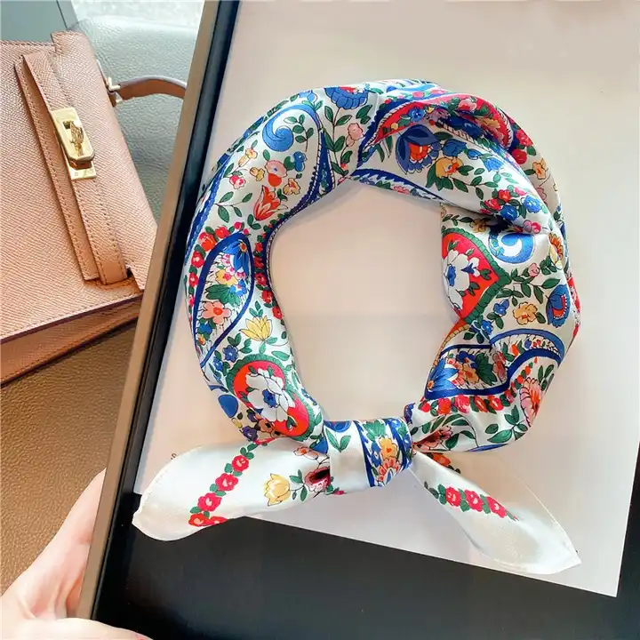 «Hvit Paisley med farger» | Silkeskjerf | 100 % Silke (53 x 53 cm)