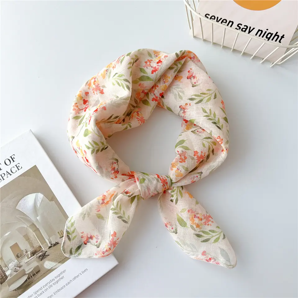 «Fana» Nydelig Bandana med Grønne blader og Lyse Blomster (58 x 58 cm)