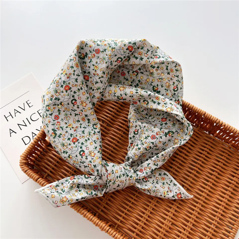 «Ingøy» | Lys bandana med blomster | 100 % bomull | 58 x 58 cm