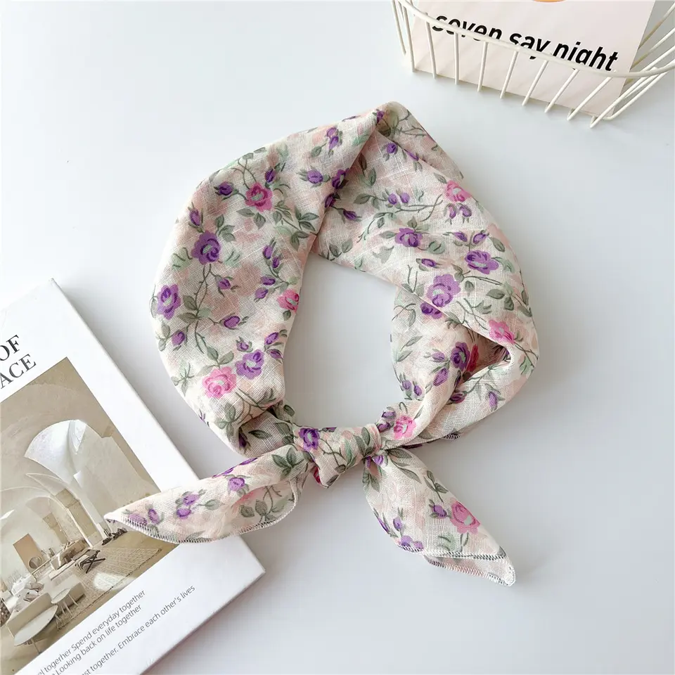 «Romsdalen» | Lys Bandana med Lilla og Rosa Blomster (58 x 58 cm)