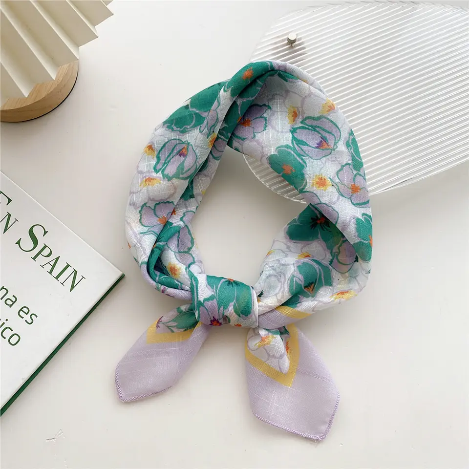 «Gimle» | Lys bandana med Grønne og Lilla Blomster (58 x 58 cm)