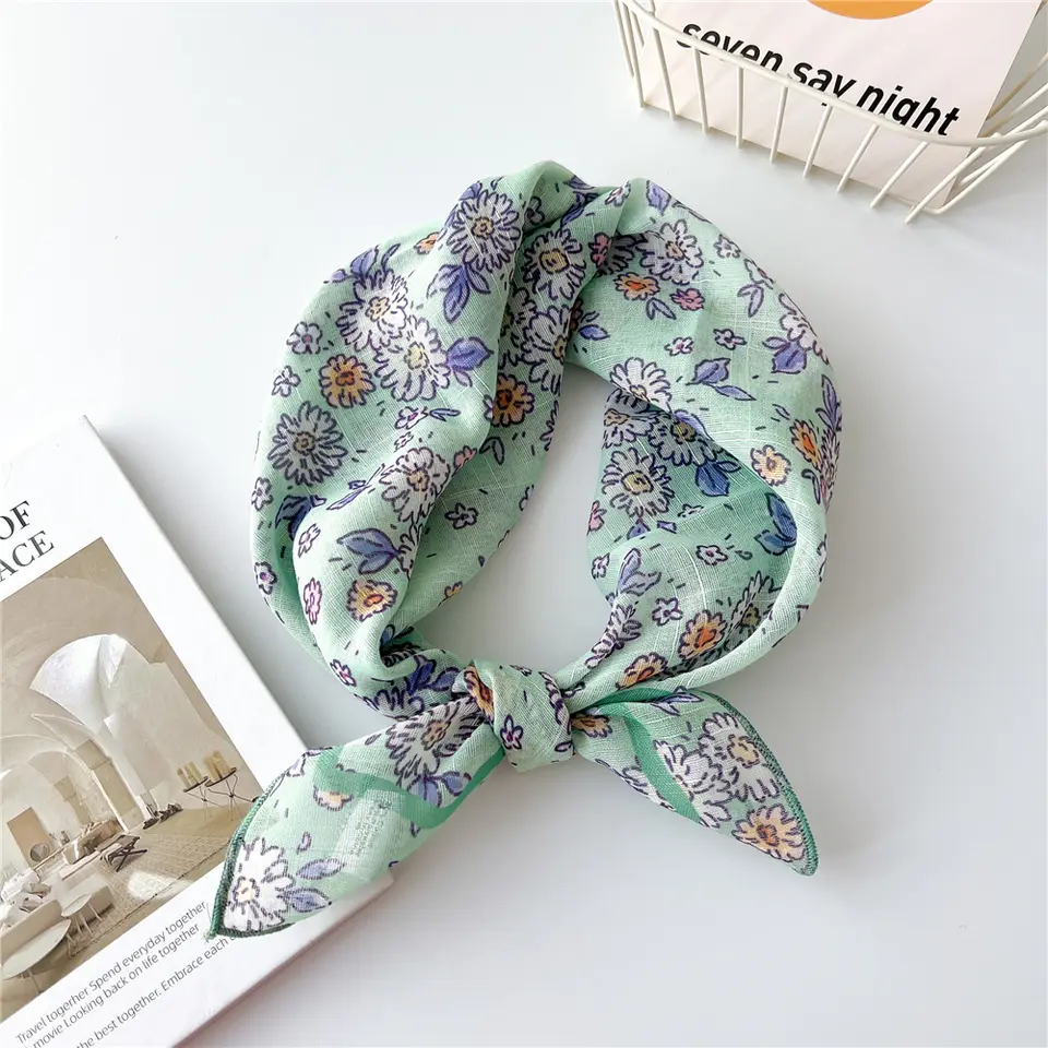 «Ekeberg Grønn» | Mint-farget Bandana med Lyse Blomster (58 x 58 cm)