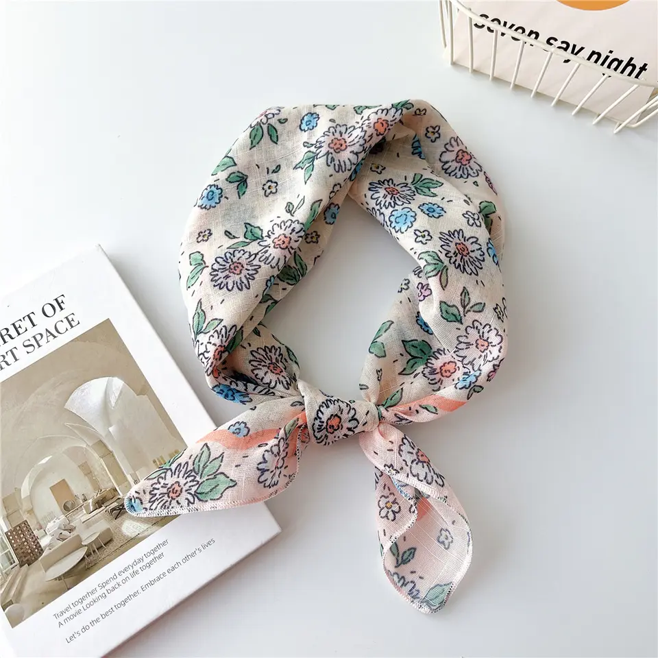 «Ekeberg Hvit» | Lys Bandana med Lyse Blomster (58 x 58 cm)