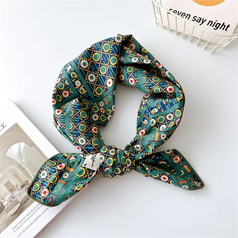 «Grünerløkka Grønn» | Grønn Bandana med lekkert mønster | 100 % bomull | 70 x 70 cm