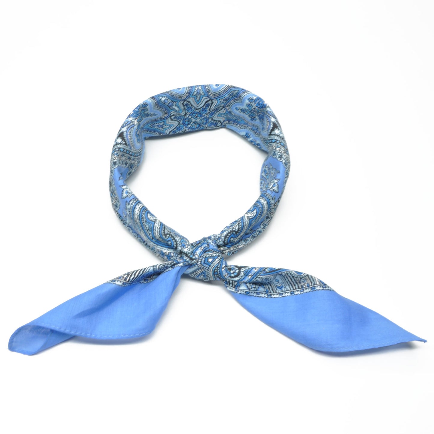 Lyseblå bandana med Paisley-mønster | 100 % bomull | 55 x 55 cm