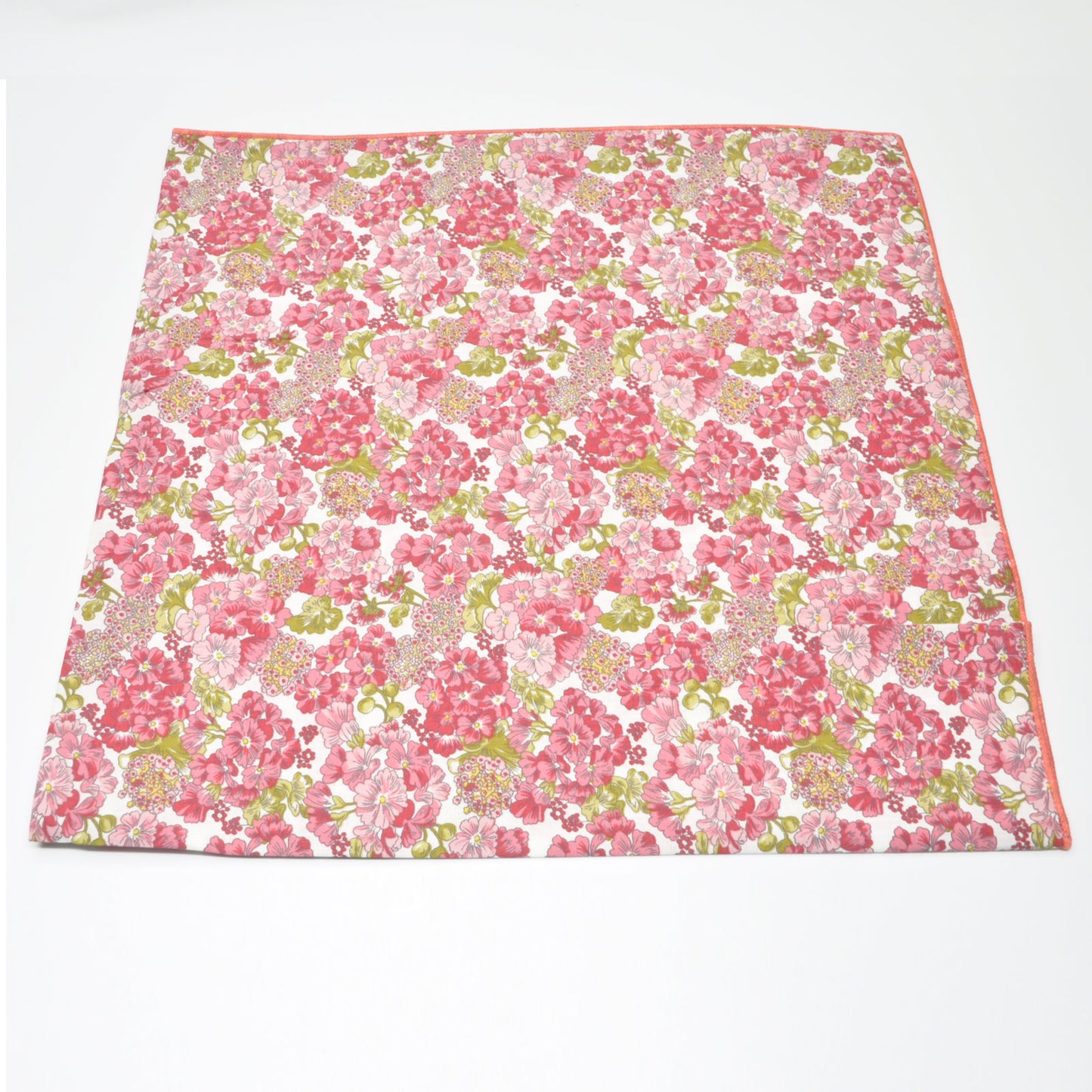 «English Garden Rød» | Bandana med Rosa og Røde Blomster | 100 % bomull | 63 x 63 cm