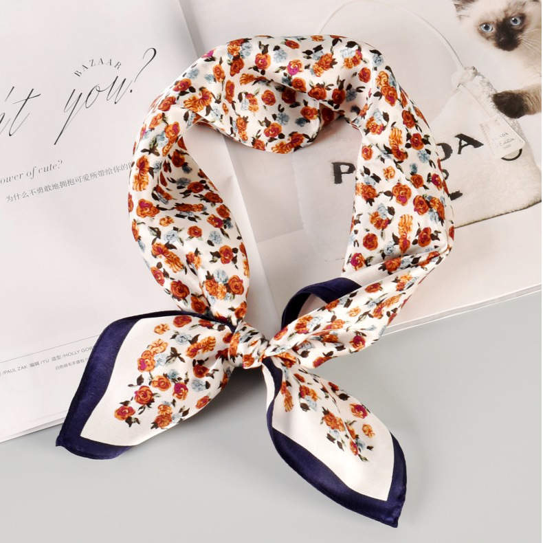 «Juni» | Hvit bandana med rosemønster | Silkeskjerf | 100 % Silke (53 x 53 cm)