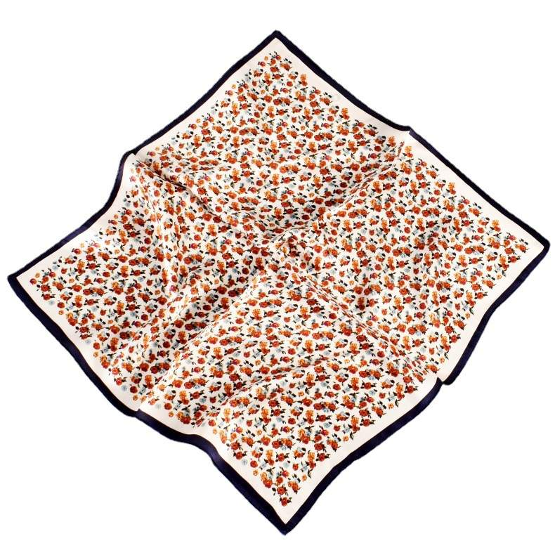 «Juni» | Hvit bandana med rosemønster | Silkeskjerf | 100 % Silke (53 x 53 cm)