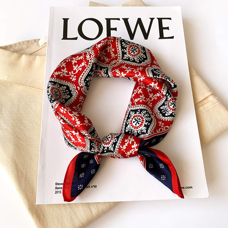 «Babylon Rød» | Silkeskjerf | Rød med sort og hvit mønster | 100 % Silke (53 x 53 cm)