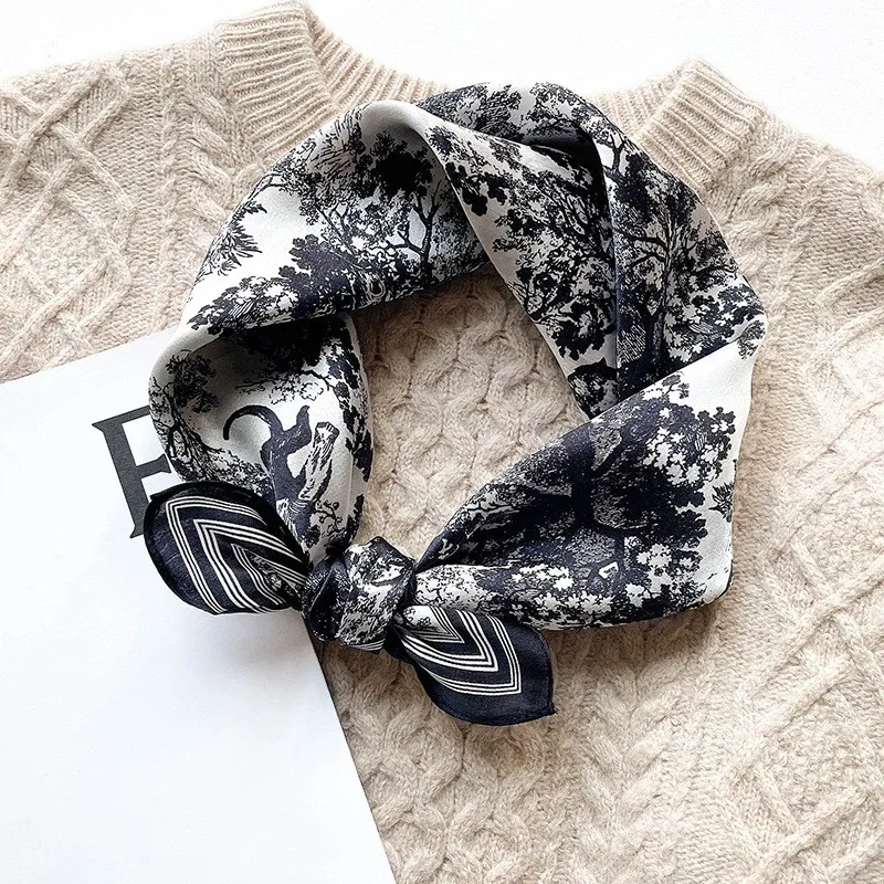 «Jardin sort» | Hvit bandana med sort mønster | Silkeskjerf | 100 % Silke (53 x 53 cm)