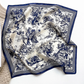 «Jardin blå» | Hvit bandana med blått mønster | Silkeskjerf | 100 % Silke (53 x 53 cm)