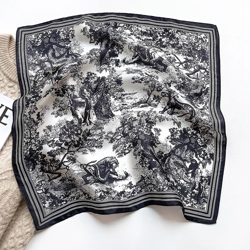 «Jardin sort» | Hvit bandana med sort mønster | Silkeskjerf | 100 % Silke (53 x 53 cm)