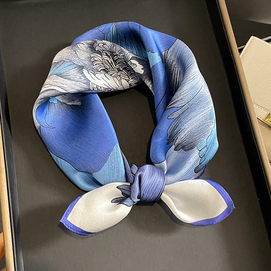 «Verona» | Hvit bandana med blått mønster | Silkeskjerf | 100 % Silke (53 x 53 cm)