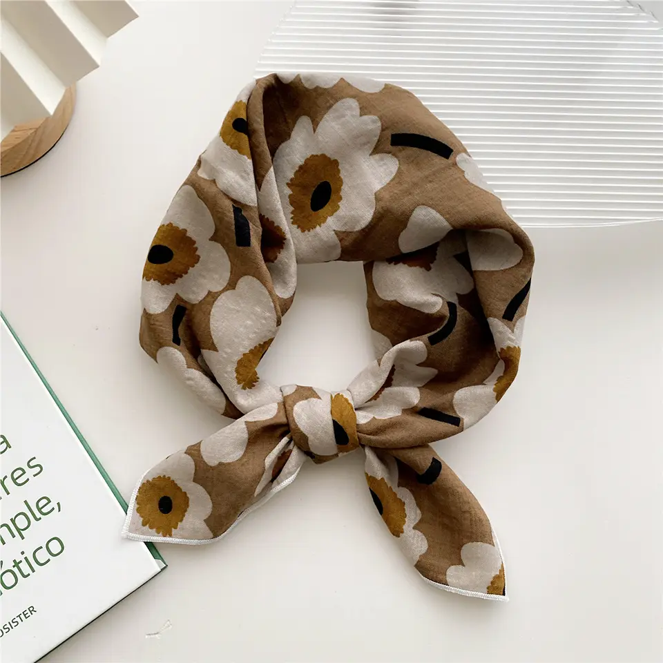 «Haukeli» | Lysebrun bandana med blomster  | 100 % bomull | 55 x 55 cm