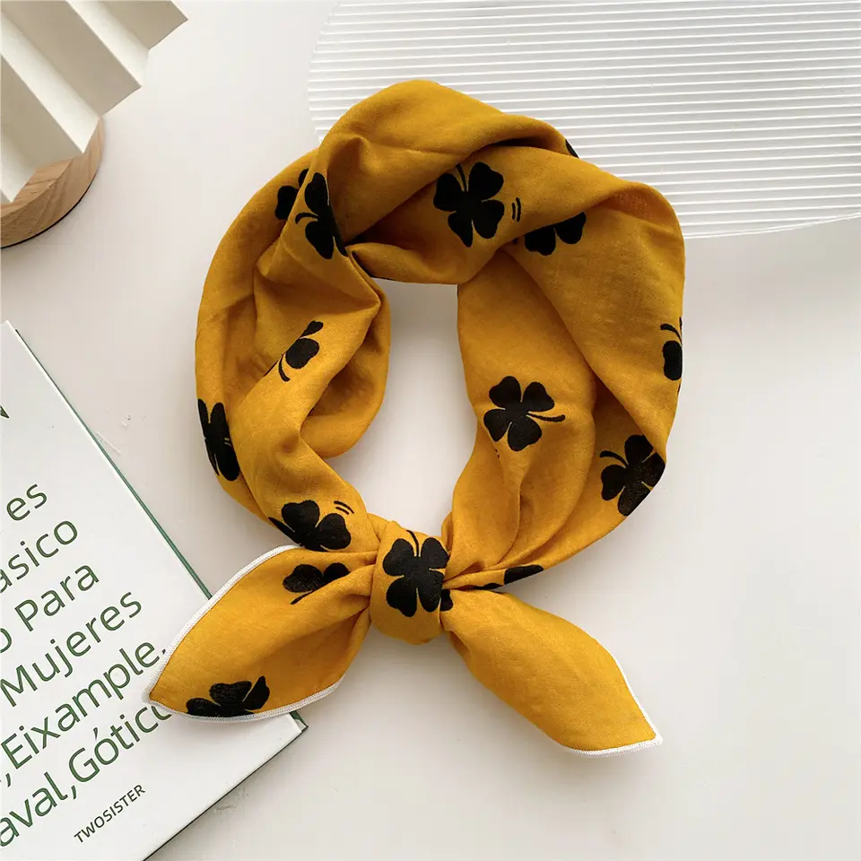 «Åmot» | Gul bandana med sorte blader  | 100 % bomull | 55 x 55 cm