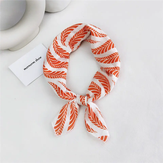 «Ulvik» | Hvit bandana med oransje blader  | 100 % bomull | 55 x 55 cm