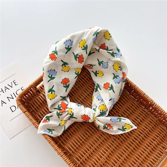 «Arendal Lys» | 100 % Bomull | Hvit bandana med Gule, Lyseblå og Oransje blomster