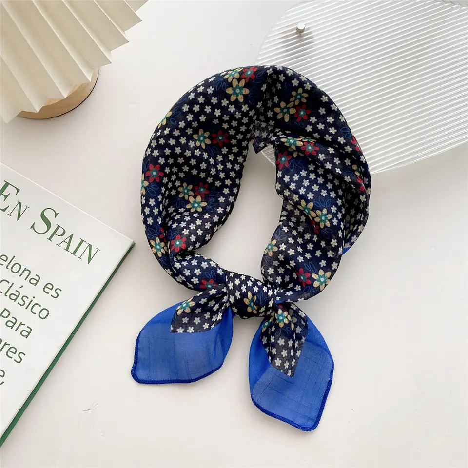 «Stensparken» | Mørk Bandana med Gule, Røde og Hvite Blomster (58 x 58 cm)