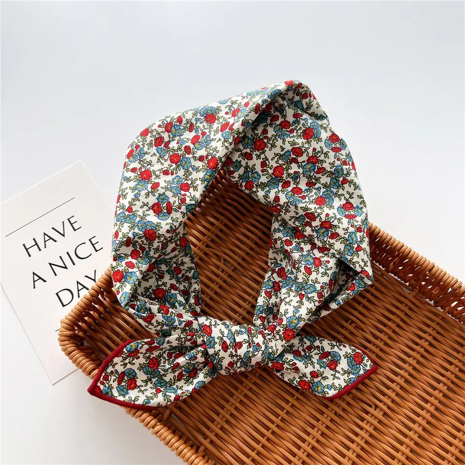 «Tønsberg» | 100 % Bomull | Lys Bandana med Lyseblå og Rød Blomster (58 x 58 cm)