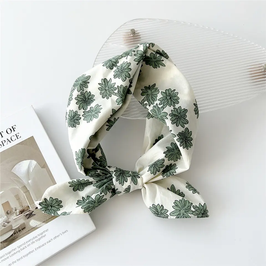 «Ålvik» | Hvit bandana med grønne blomster  | 100 % bomull | 58 x 58 cm
