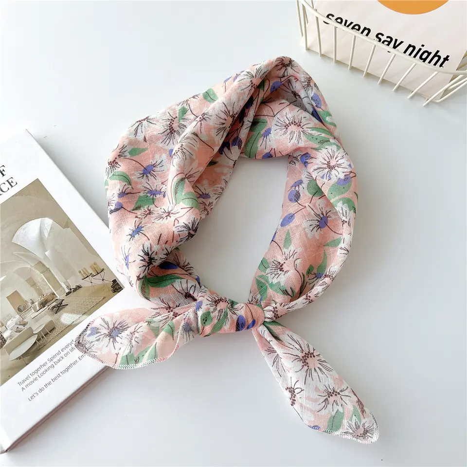 «Ullevål» | Rosa bandana med lyse blomster (58 x 58 cm)