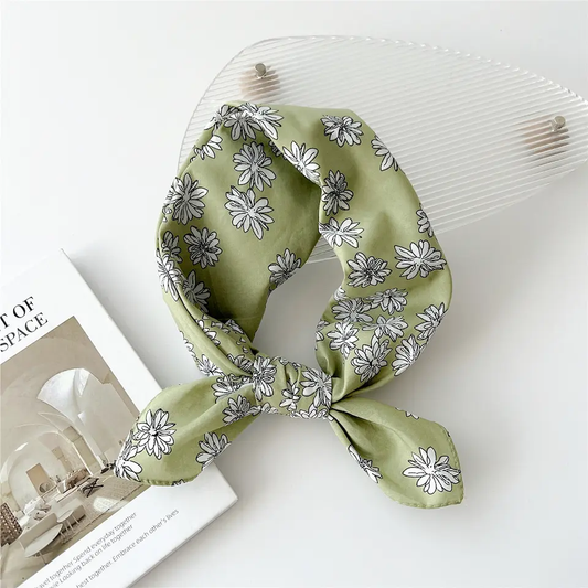 «Seljord» | Lysegrønn bandana med hvite blomster  | 100 % bomull | 58 x 58 cm