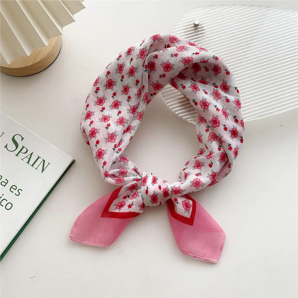 «Skaugum» | Lyserosa Bandana med Rød Blomster (58 x 58 cm)