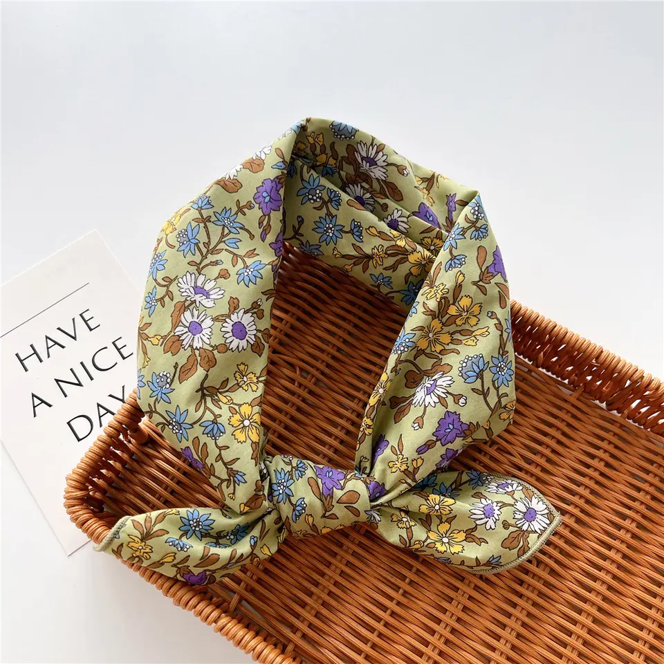 «Hurum» | 100 % Bomull | Lysegrønn Bandana med Blomster i flere farger (58 x 58 cm)