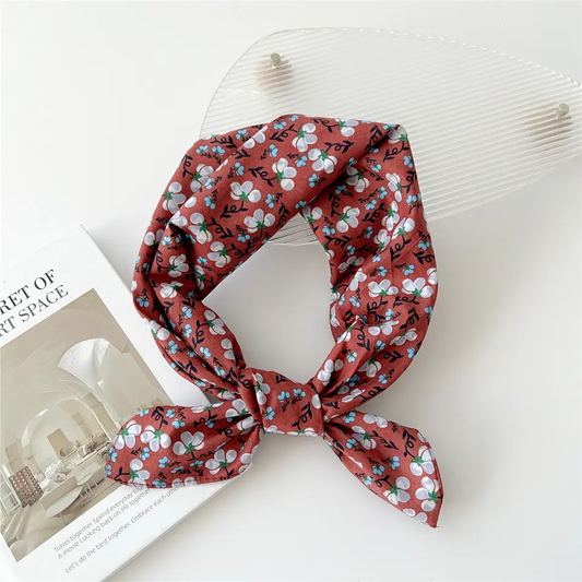 «Haugastøl» | Rød bandana med hvite og lyseblå blomster  | 100 % bomull | 58 x 58 cm