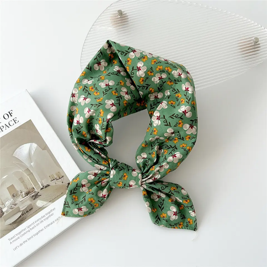 «Ustaoset» | Grønn bandana med hvite og lysegrønne blomster  | 100 % bomull | 58 x 58 cm