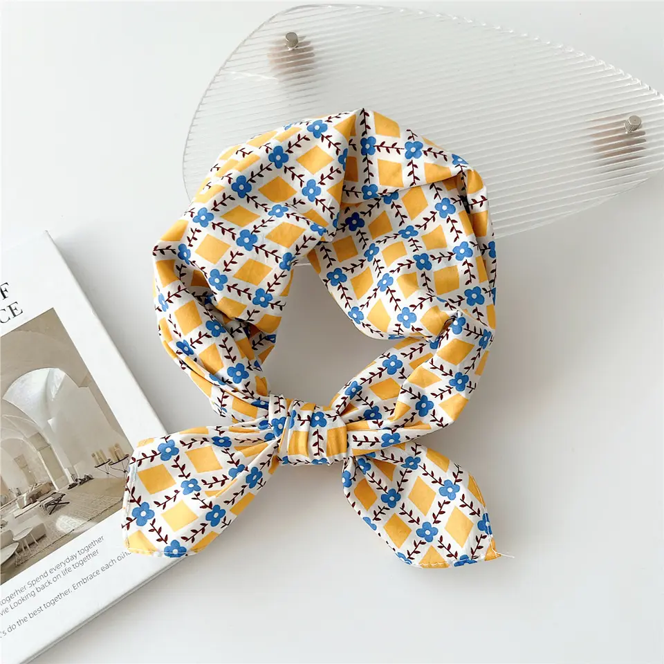 «Langevåg» | Gul bandana med hvitt og lyseblå mønster | 100 % bomull | 58 x 58 cm