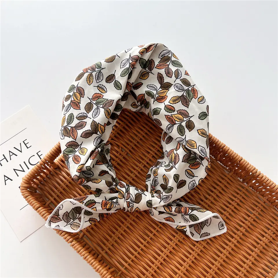 «Tynset» | Hvit bandana med høstlige blader  | 100 % bomull | 58 x 58 cm