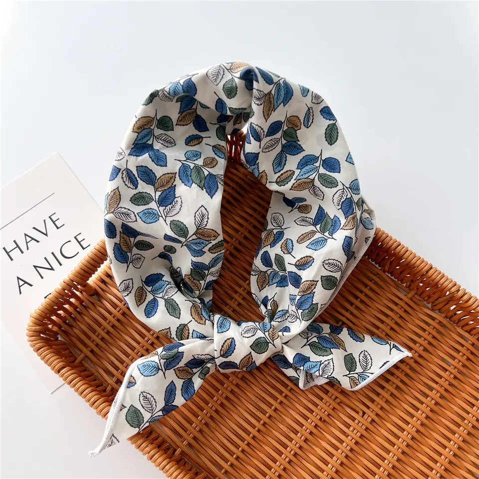 «Støren» | Hvit bandana med livlige høst blader | 100 % bomull | 58 x 58 cm