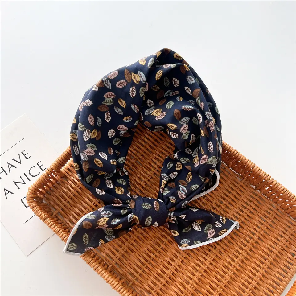 «Ålen» | Mørkeblå bandana med høstlige blader  | 100 % bomull | 58 x 58 cm