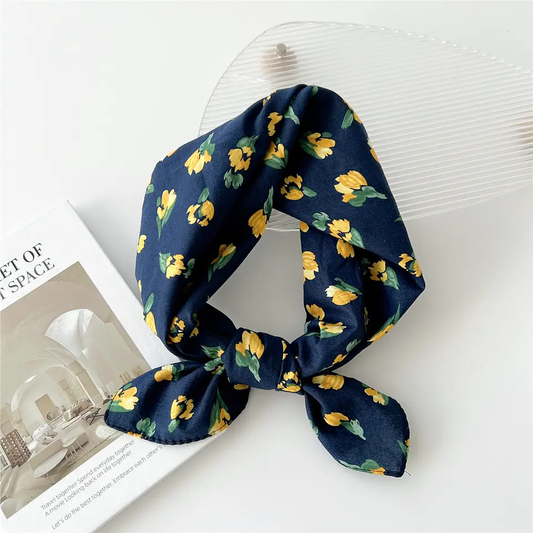 «Utne» | Blå bandana med gule blomster  | 100 % bomull | 58 x 58 cm
