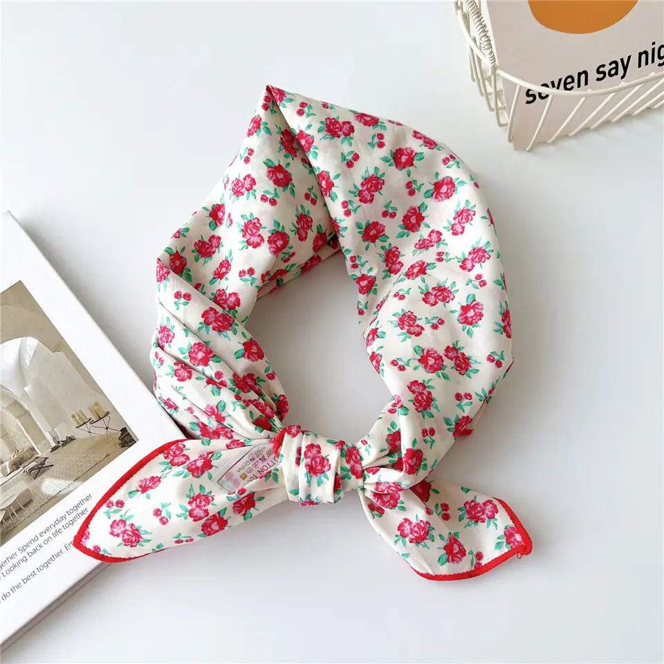 «Sandefjord Hvit» | Lys bandana med små Rosa Blomster | 100 % Bomull | 60 x 60 cm