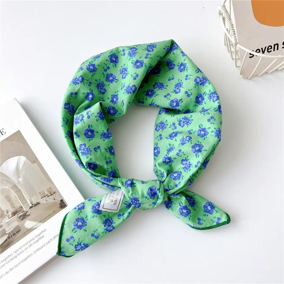 «Sandefjord Grønn» | Lysegrønn Bandana med Blå Blomster | 100 % Bomull | 60 x 60 cm