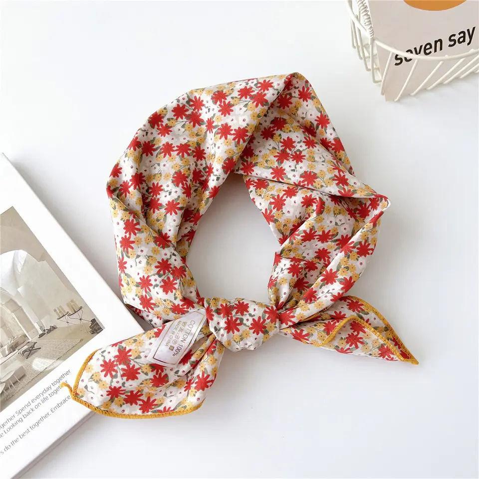 «Alvdal» | Lysegrå bandana med rød, gule og hvite blomster | 100 % bomull | 60 x 60 cm