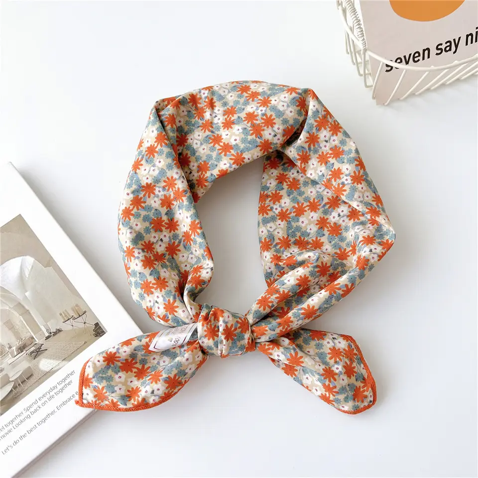 «Hitra» | Bandana med Oransje, Lyseblå og Hvite Blomster | 100 % Bomull | 60 x 60 cm