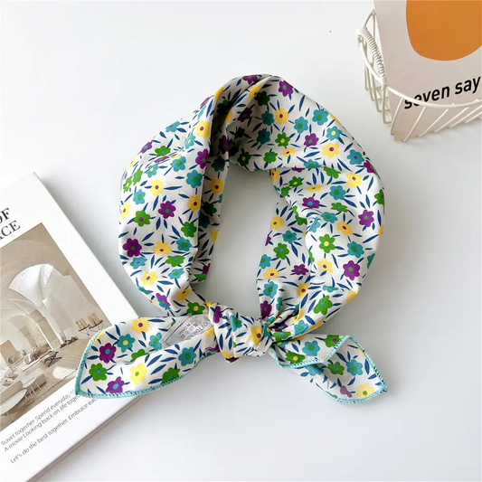 «Stoltzen» | Hvit bandana med fargerike blomster | 100 % Bomull | 60 x 60 cm
