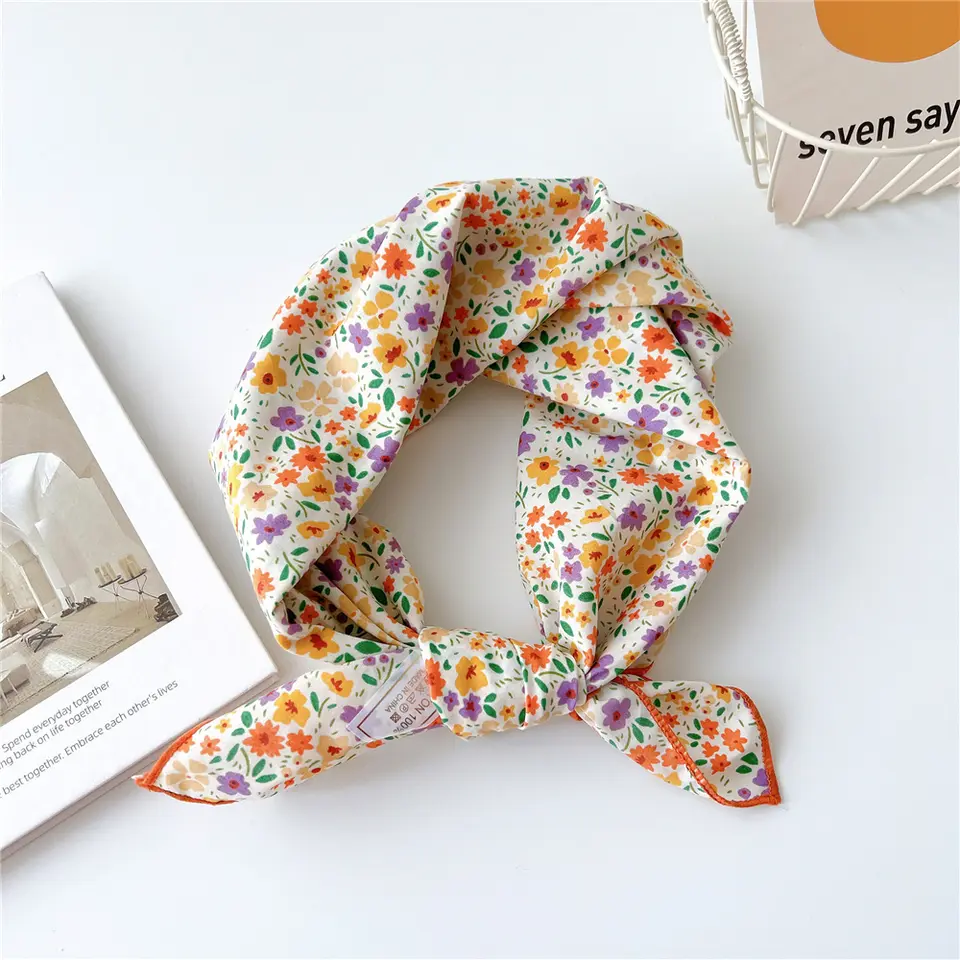 «Hardanger» | Hvit bandana med Gule, Lilla og Oransje Blomster | 100 % Bomull | 60 x 60 cm