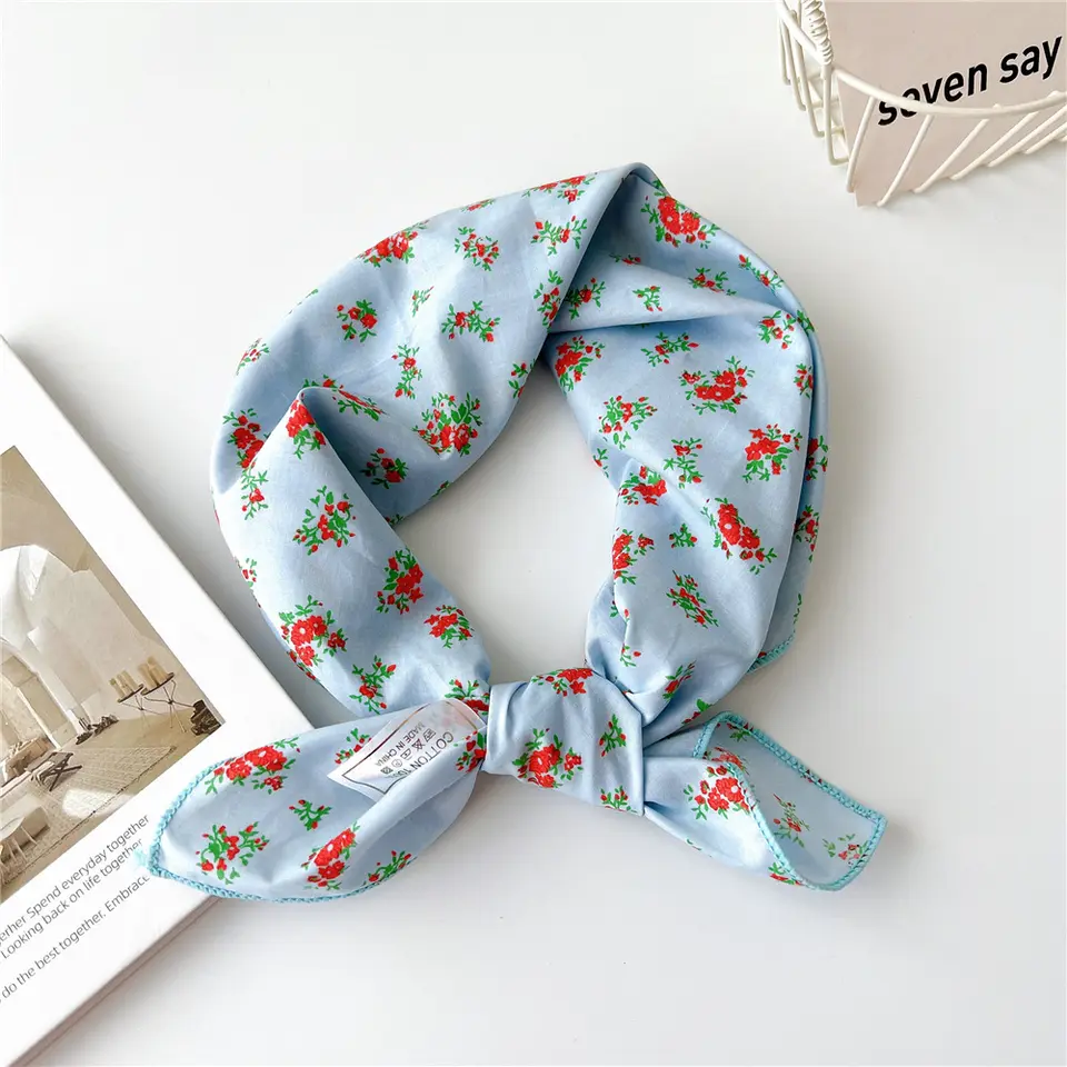 «Nidaros Blå» | Lyseblå Bandana med Røde Blomster | 100 % Bomull | 60 x 60 cm