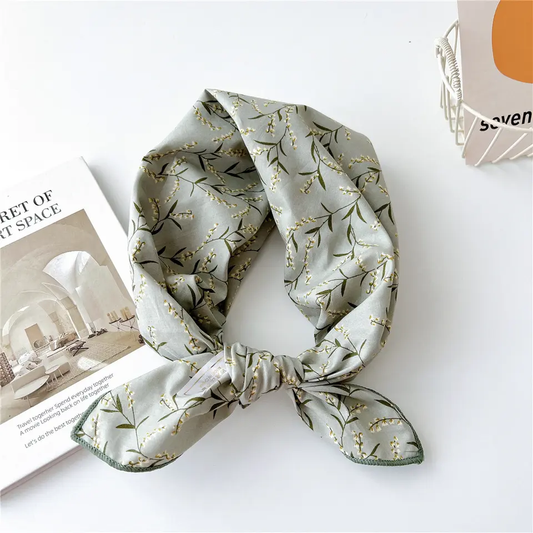 «Skutvik» | Lys grønngrå bandana med blomster  | 100 % bomull | 60 x 60 cm