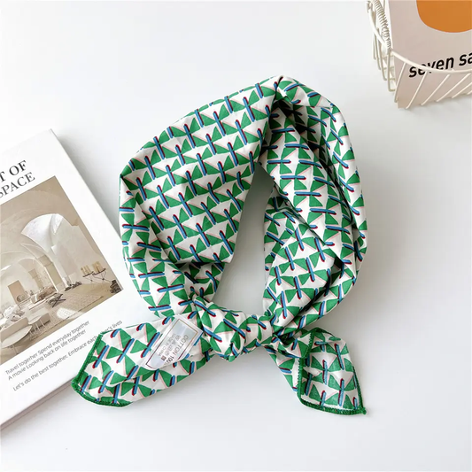 «Straume» | Grønn og hvit bandana  | 100 % bomull | 60 x 60 cm
