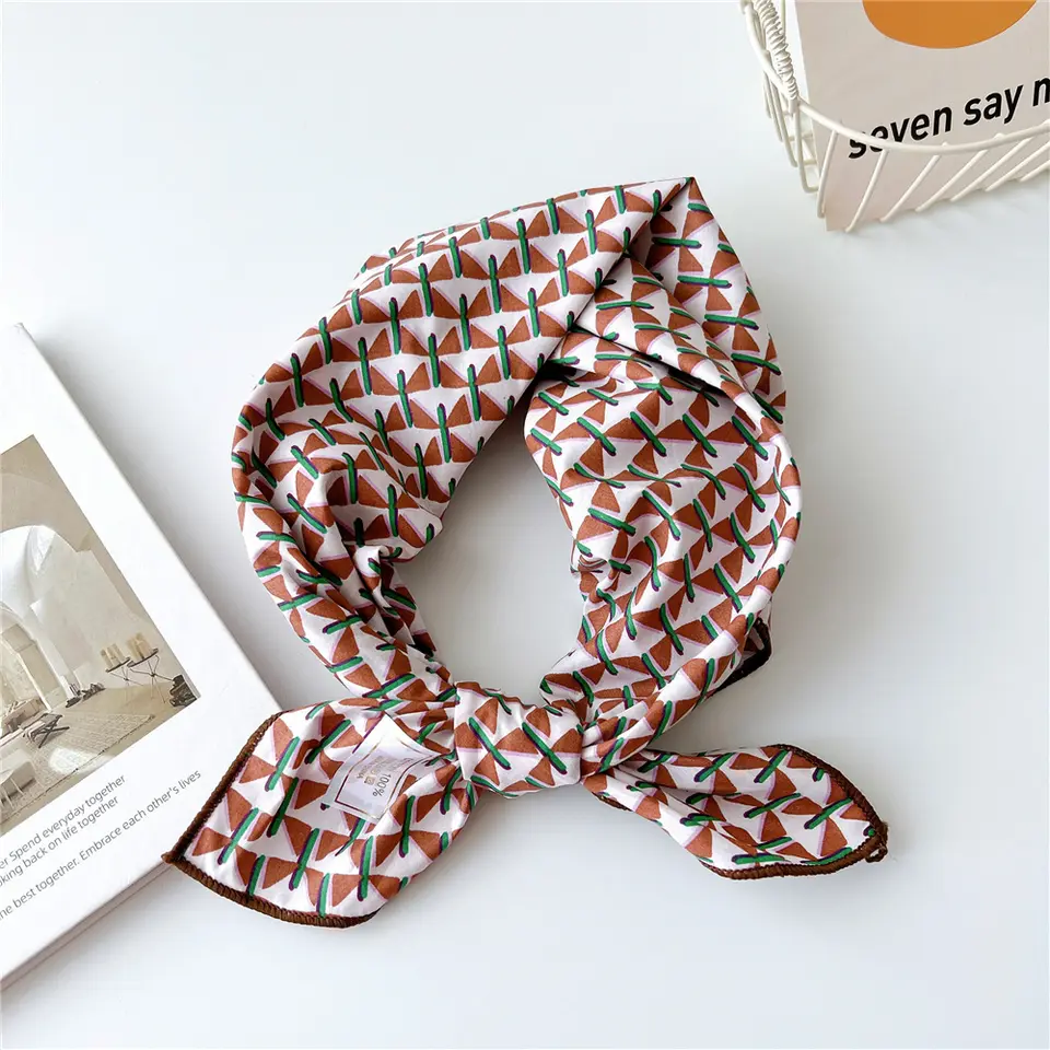 «Melbu» | Rosa og brun bandana | 100 % bomull | 60 x 60 cm