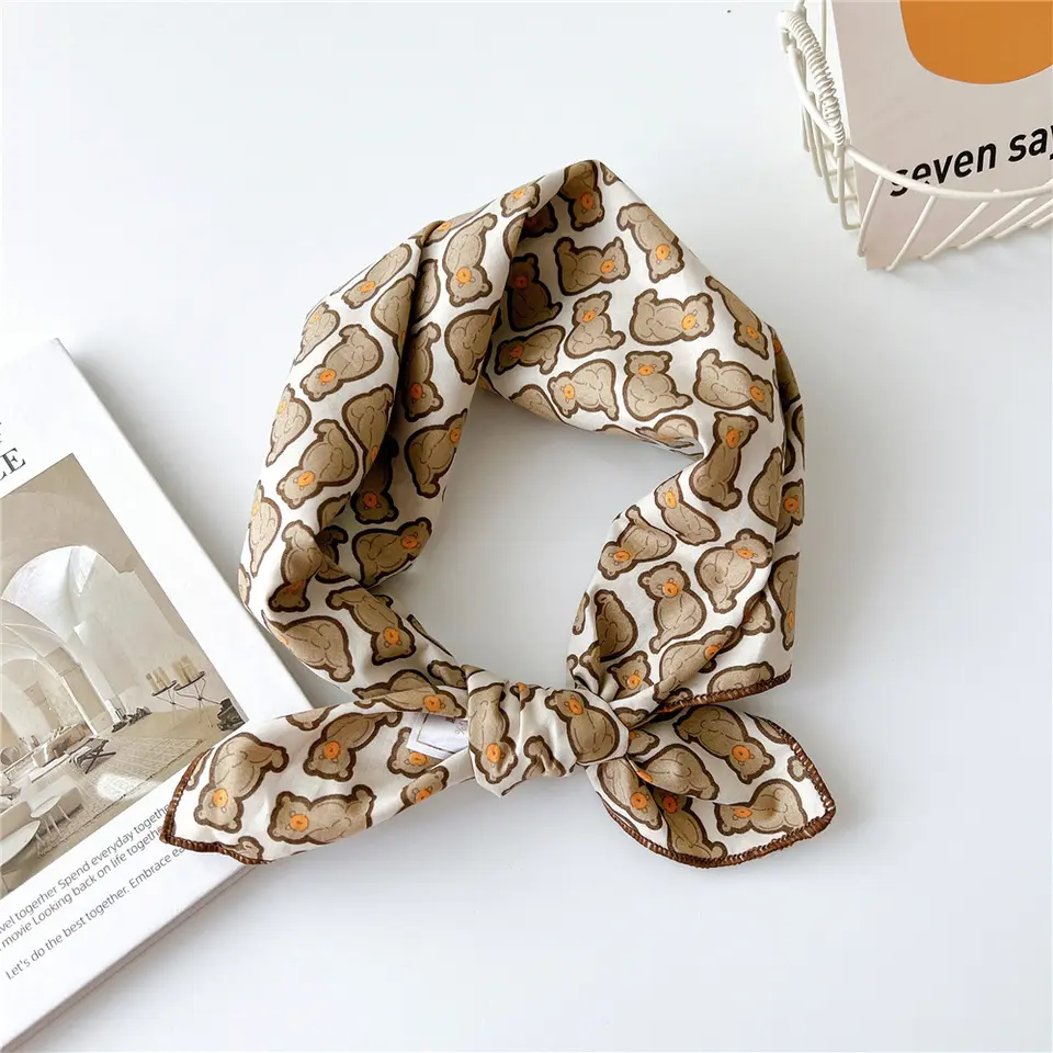 «Bamse» | Hvit Bandana med Brune Bjørner | 100 % Bomull | 60 x 60 cm