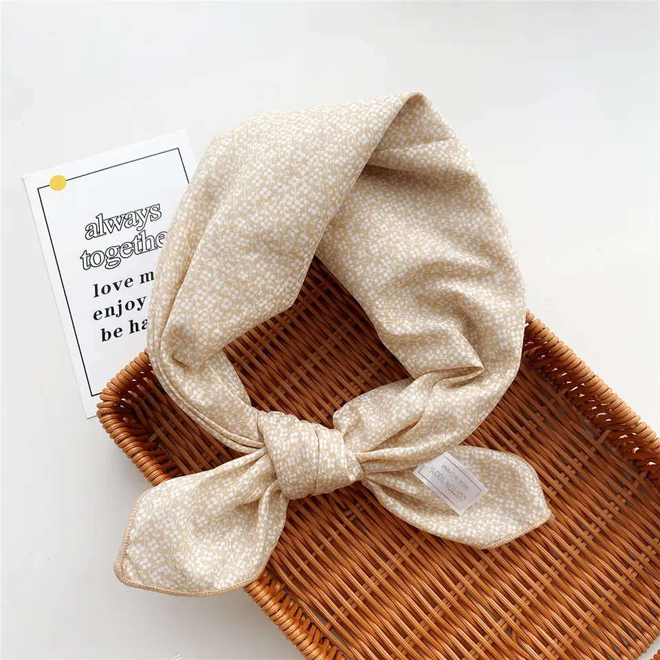 «Bjerke» | Beige bandana med hvit mønster | 100 % Bomull | 63 x 63 cm